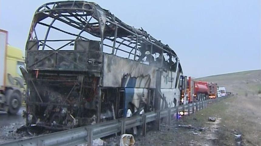 TEM Otoyolunda Seyir Halindeki Yolcu Otob&uuml;s&uuml; Alev Alev Yandı