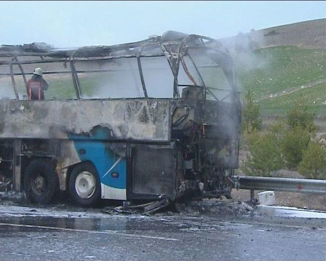 TEM Otoyolunda Seyir Halindeki Yolcu Otobüsü Alev Alev Yandı