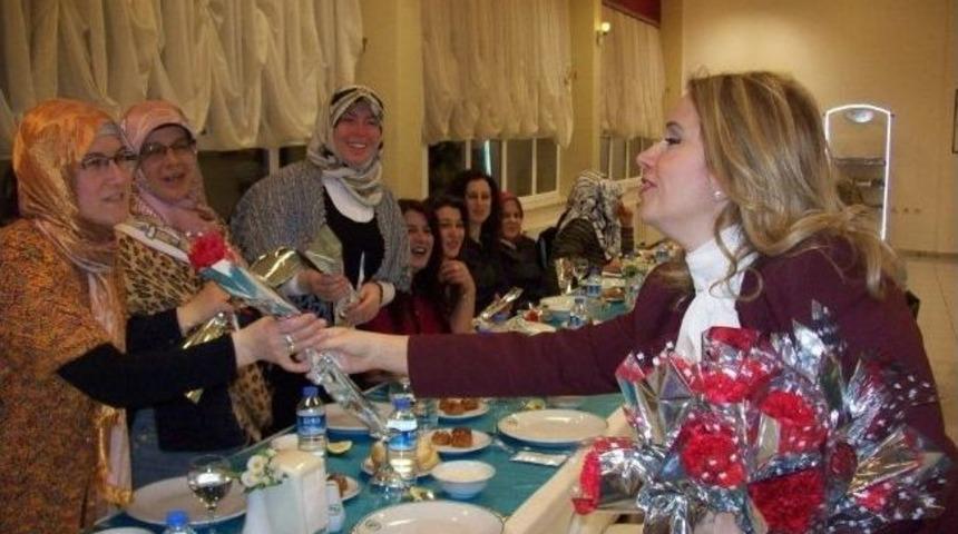 Ak Partili Kadınlar 8 Mart D&uuml;nya Kadınlar G&uuml;n&uuml;n&uuml; Kutladı