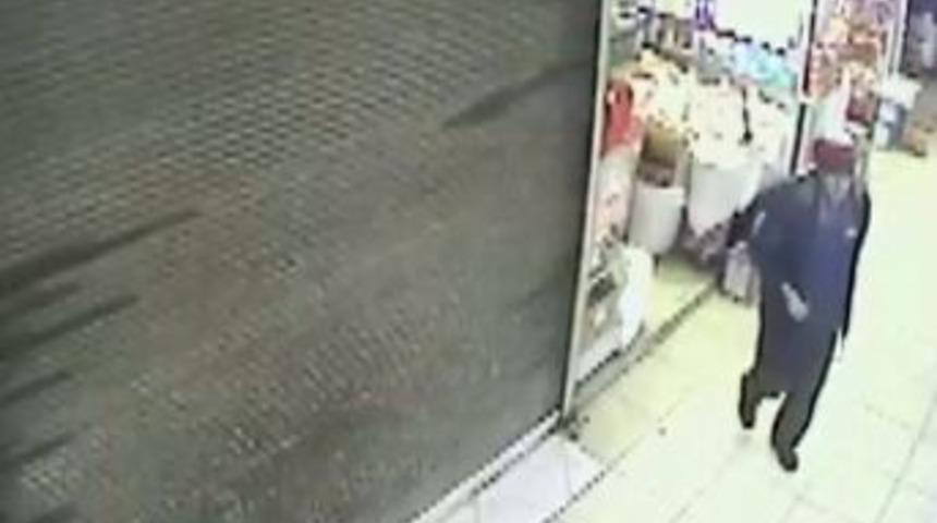 Polis, Yaşlı Kadının D&uuml;ş&uuml;rd&uuml;ğ&uuml; 25 Bin Lirayı Alan Adamı Arıyor