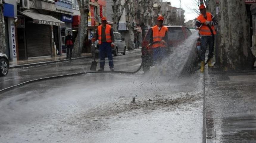 Yalova Caddelerinde Bahar Temizliği