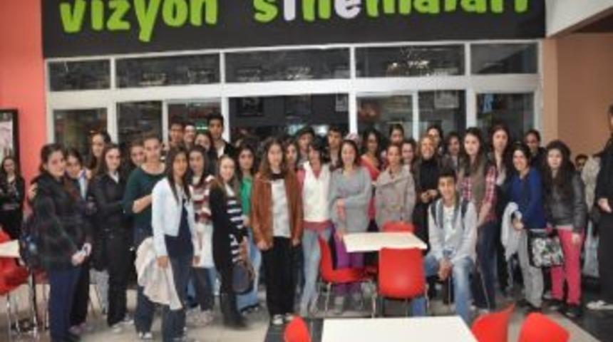 &Ouml;ğrencilerden Sinema Keyfi