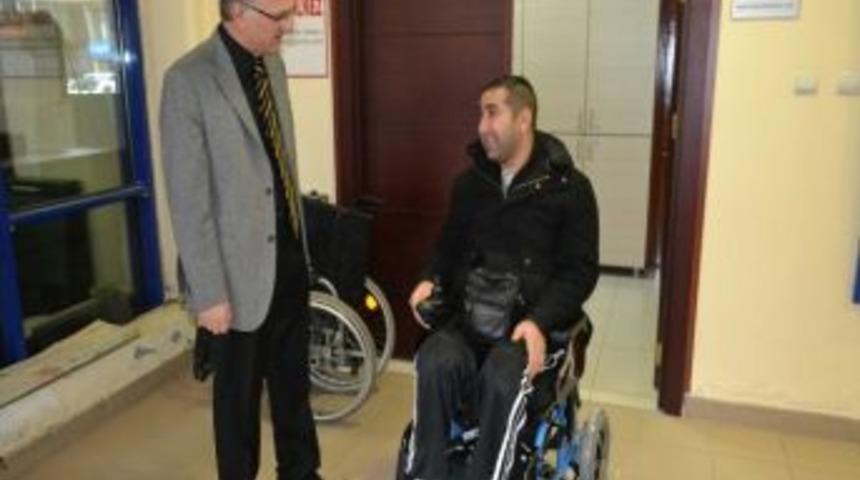 Belediye Ak&uuml;l&uuml; Tekerlekli Sandalye Hediye Etti