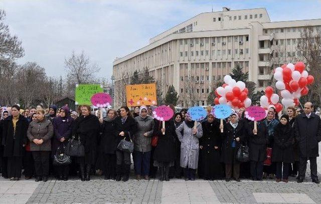 Dünya Kadınlar Günü Kutlamaları Başladı