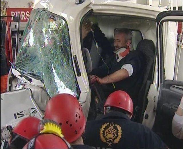 Zincirleme kazada &ccedil;&ouml;p kamyonu s&uuml;r&uuml;c&uuml;s&uuml; can pazarı yaşadı 2