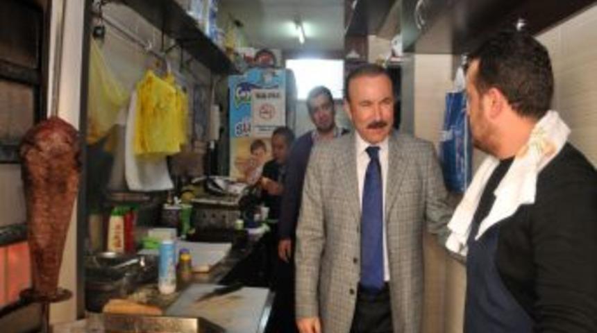 İzmit Belediyesi Başkanı Doğan, Esnafı Yalnız Bırakmıyor