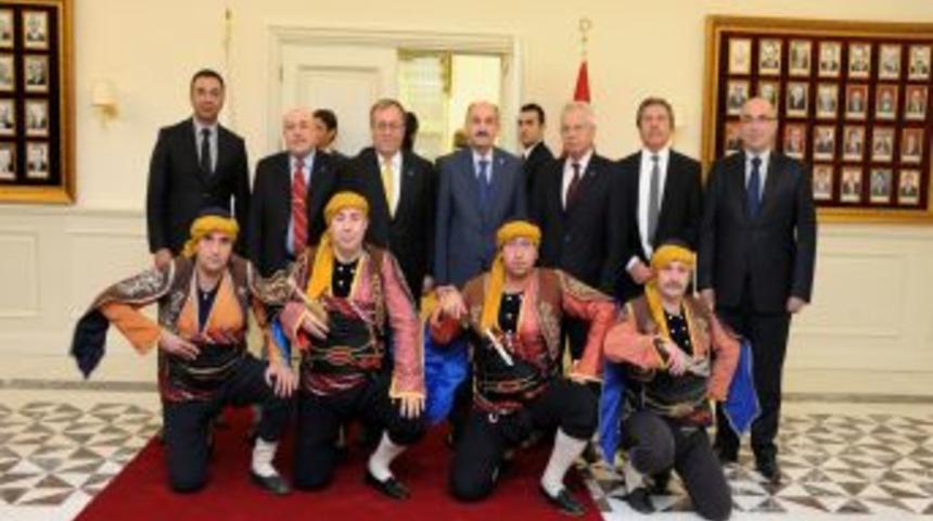 Ankaralılar Ve Ankara&rsquo;yı Tanıtma Vakfı'ndan Bakan M&uuml;ezzinoğlu&rsquo;na Ziyaret