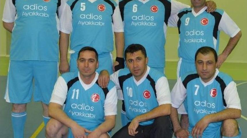 Trafik Polisleri İle &Ouml;ğretmenler Voleybol Ma&ccedil;ı Yaptı