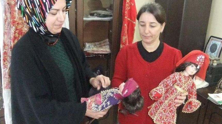 Erkeklerin Mahalli Kıyafetli Bebeklere İlgisi