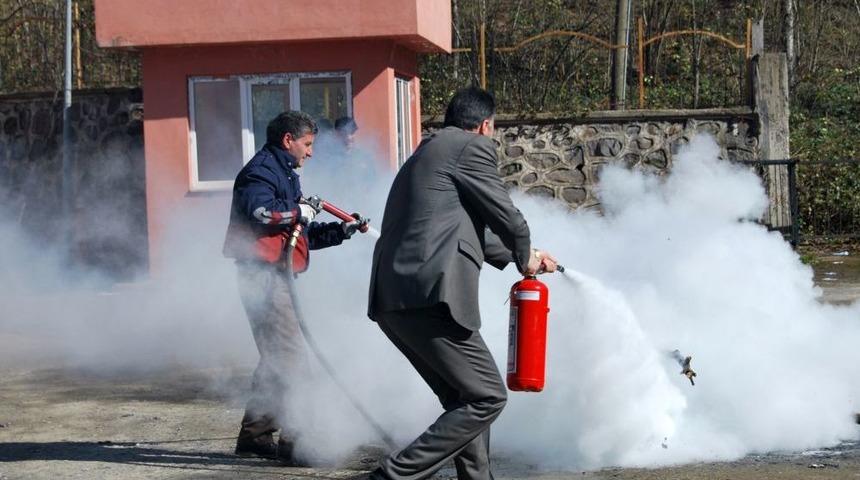 Tatbikat Gereği 4. Katta Mahsur Kalan &Ouml;ğrenciyi Itfaiye Ekipleri Kurtardı