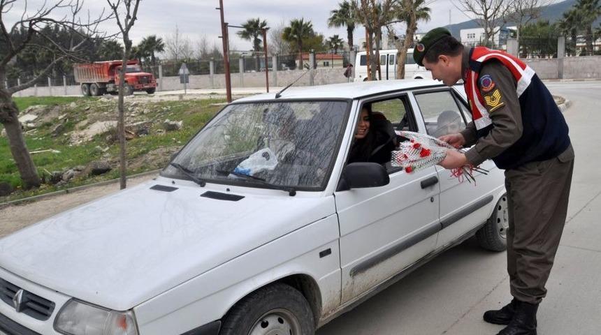 Jandarmadan Kadın S&uuml;r&uuml;c&uuml;lere Karanfil