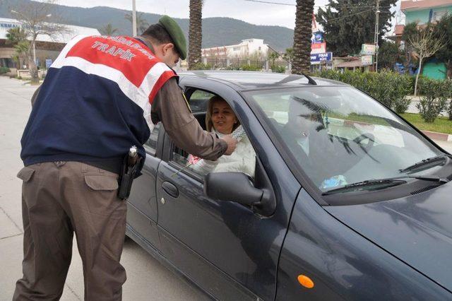 Jandarmadan Kadın Sürücülere Karanfil