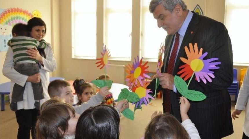 Başkan Karaosmanoğlu'ndan Ko-mek'li Miniklere Ziyaret