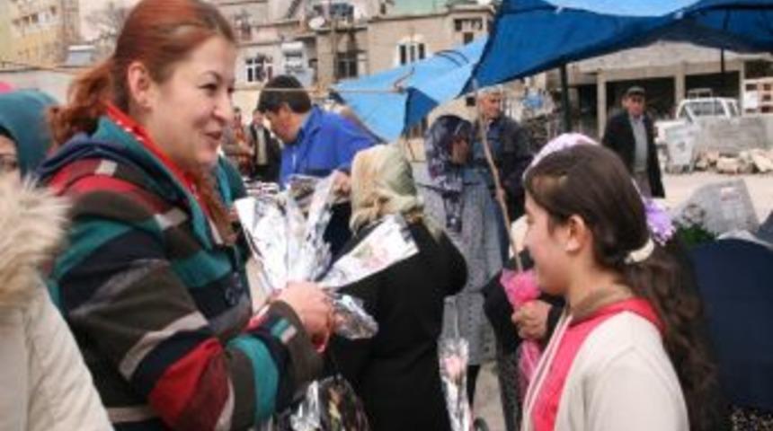 MHP'li Kadınlar G&uuml;lnar'da Kadınlar G&uuml;n&uuml; Nedeniyle 2 Bin G&uuml;l Dağıttı