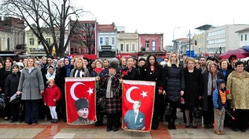 Kadınlar 8 Mart&rsquo;ı Kol Kola Kutladı