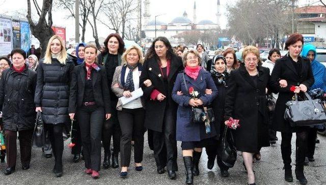 Kadınlar 8 Mart’ı Kol Kola Kutladı