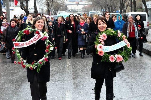 Kadınlar 8 Mart’ı Kol Kola Kutladı