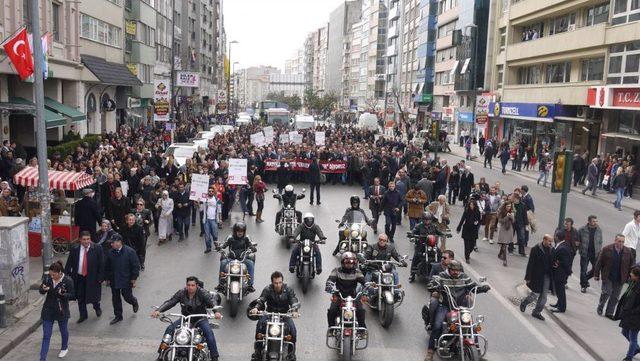 Erkekler, Kadınlar Için Yürüdü