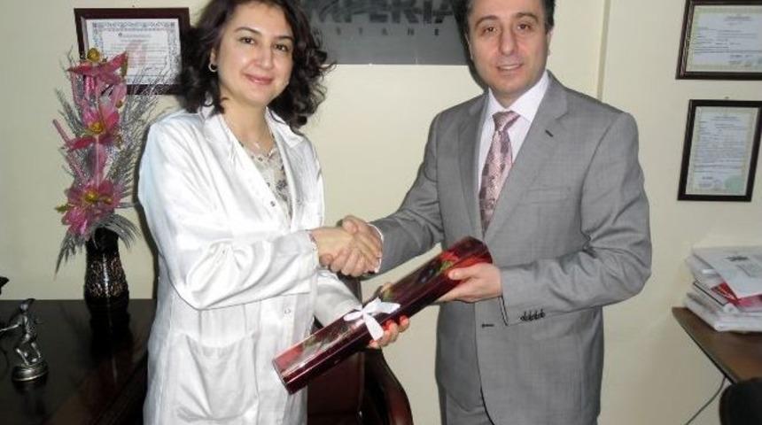 Özel İmperial Hastanesi, Kadınlara Karanfil Dağıttı