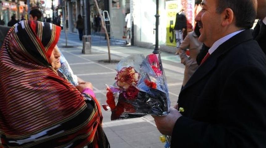 Başkan G&uuml;mr&uuml;k&ccedil;&uuml;oğlu, Karanfil Dağıttı