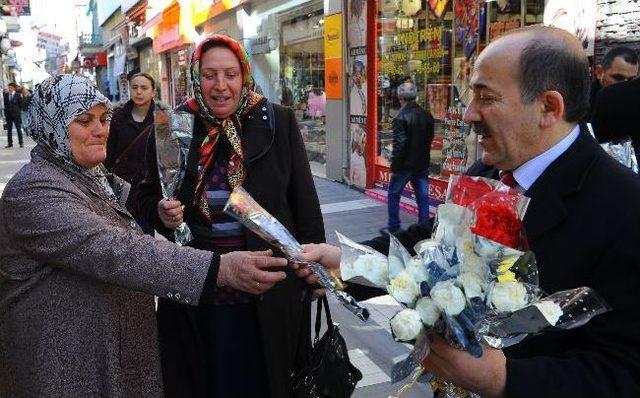 Başkan Gümrükçüoğlu, Karanfil Dağıttı