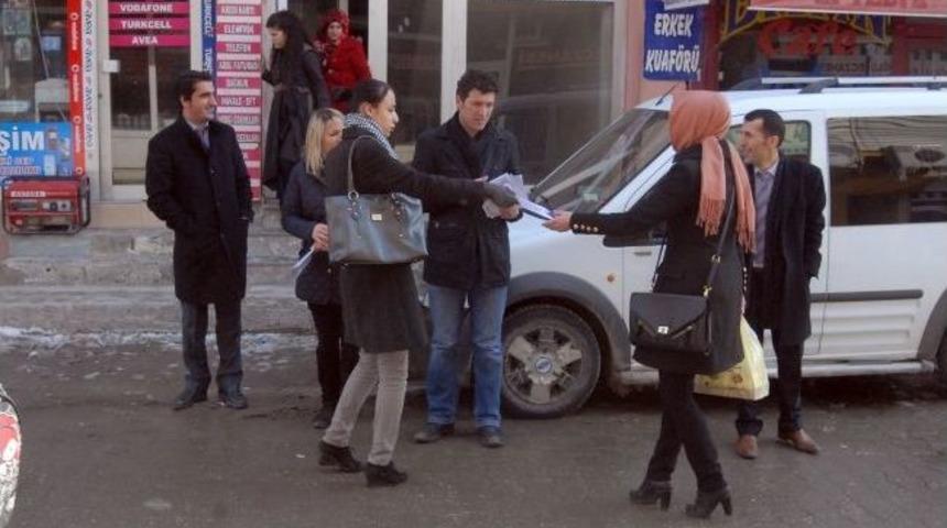 Hakkari Barosu Bilin&ccedil;lendirme Kitap&ccedil;ığı Dağıttı