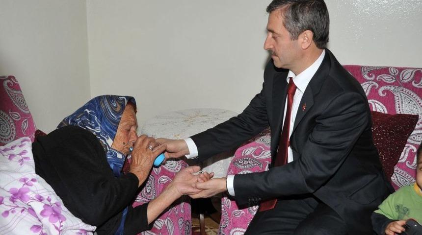 Başkan Tahmazoğlu'ndan 111 Yaşındaki Yaşlı Kadına 8 Mart Ziyareti