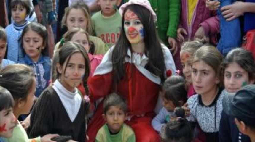 Suriyeli &Ccedil;ocuklar Palya&ccedil;olarla Eğlendi