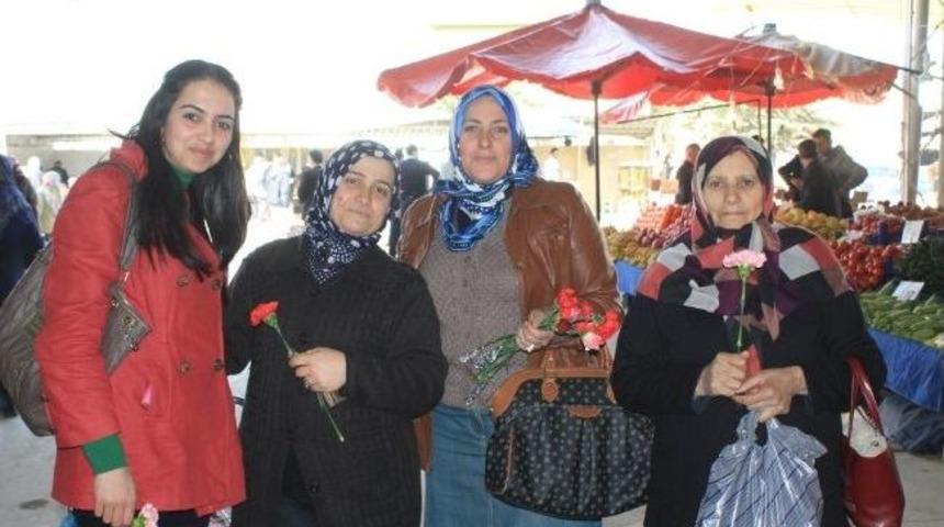 Ak Parti Kaynarca Kadın Kolları Karanfil Dağıttı