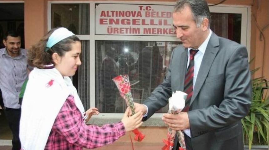 Başkan S&uuml;rer&rsquo;den Kadınlara &Ccedil;i&ccedil;ek