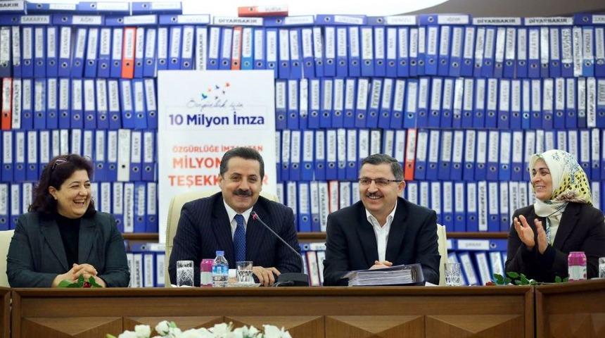 Baş&ouml;rt&uuml;s&uuml;ne &Ouml;zg&uuml;rl&uuml;k I&ccedil;in Toplanan 12 Milyon 300 Bin Imza H&uuml;k&uuml;mete Teslim Edildi