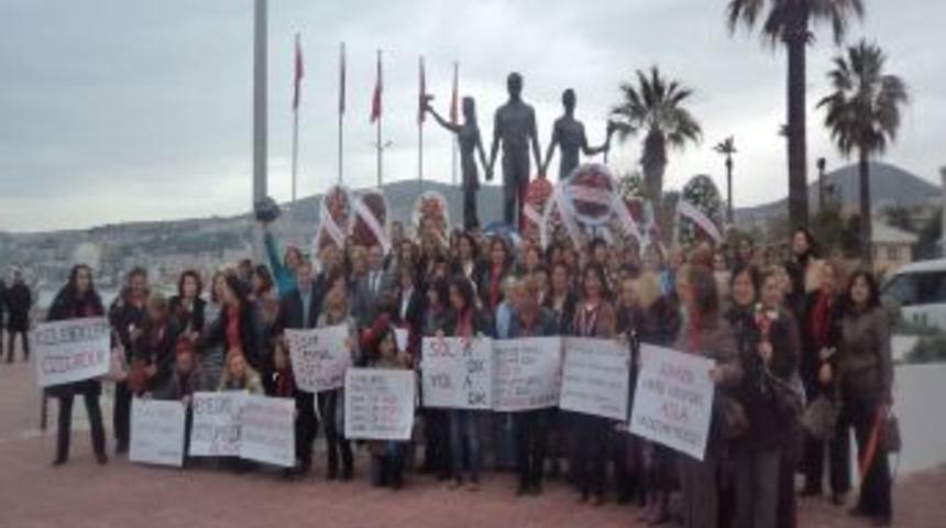 Kuşadası&rsquo;nda D&uuml;nya Kadınlar G&uuml;n&uuml; Kutlamasına Yağmur Engeli