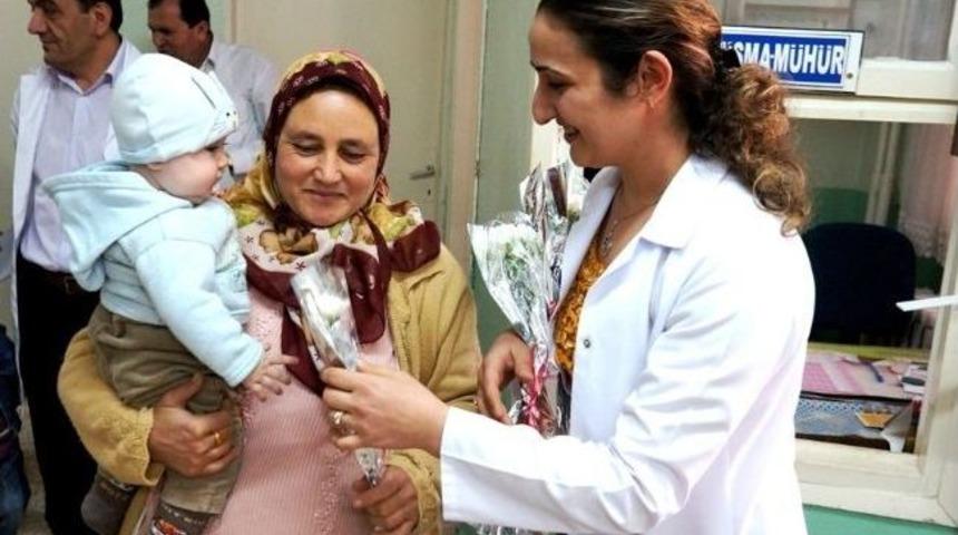 Sarıg&ouml;l&rsquo;de Kadın Hastalara Karanfilli Kutlama