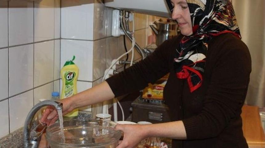 (&ouml;zel Haber) &Ccedil;aycılık Yaparak 6 &Ccedil;ocuğunu Okutuyor