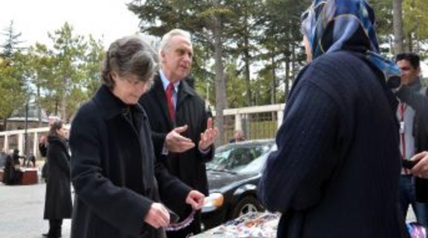 Tarihi Odunpazarı&rsquo;nı Gezen Ricciardone, L&uuml;letaşı Oydu, Haşhaşlı Ekmek Aldı