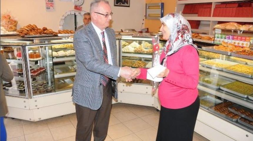 Armutalan Belediye Başkanı Kadınların G&uuml;n&uuml;n&uuml; Kutladı