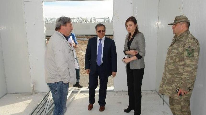 Kilis Valisi Tapsız, Konteyner Kentte İncelemelerde Bulundu