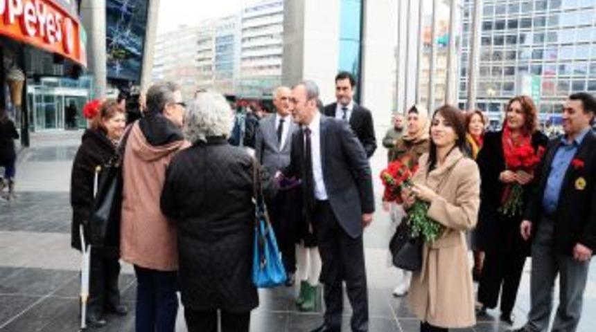 MHP'liler Kızılay'da Kadınlara Hediye Dağıttı