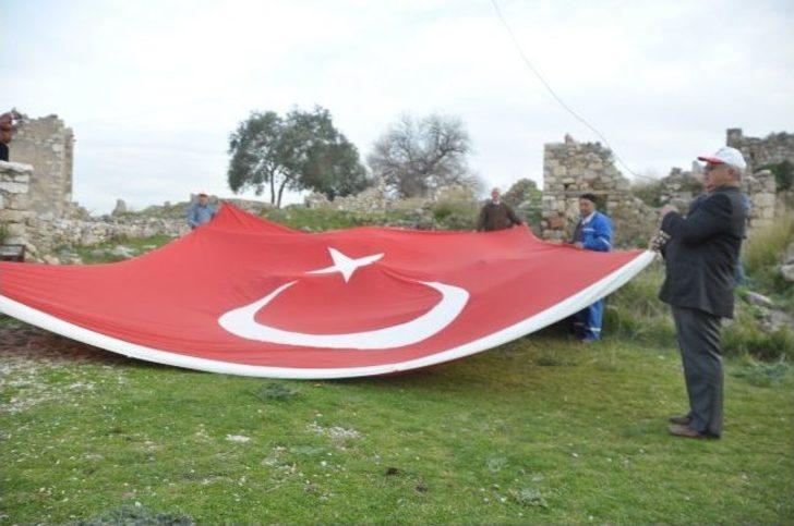 Bayrağı Göndere Başkan Çekti G1