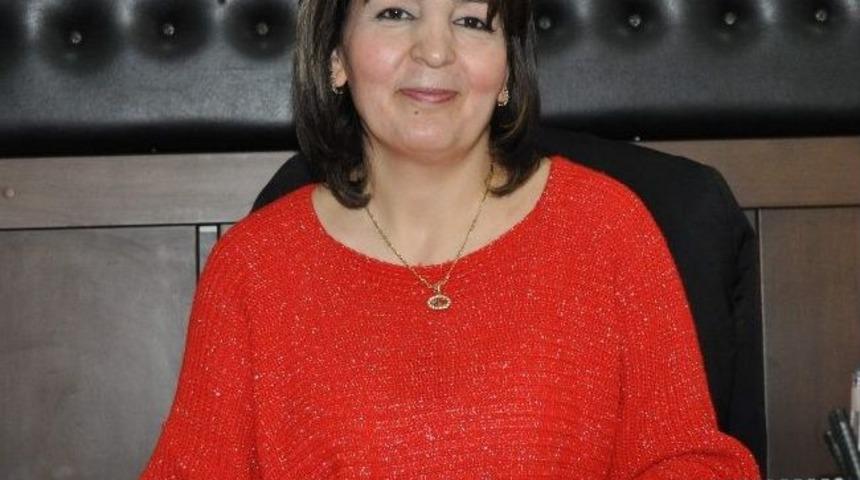 K&uuml;t&uuml;phane M&uuml;diresinden Kız &Ouml;ğrencilere Jest