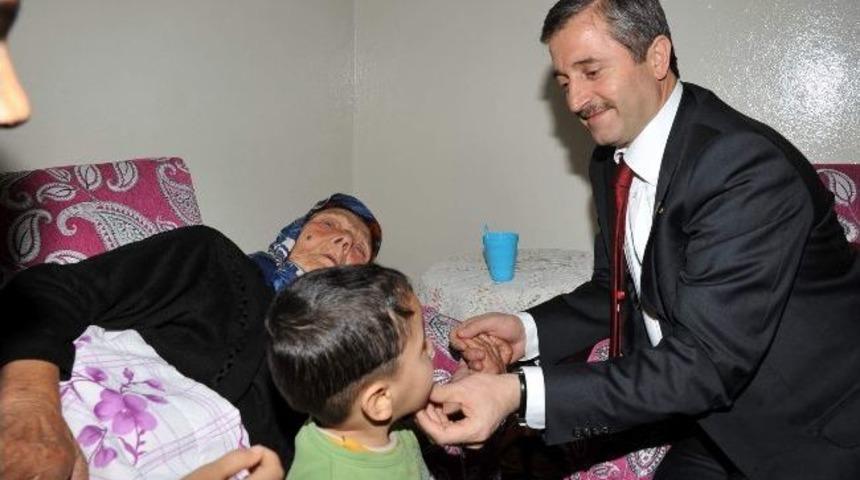 Başkan Tahmazoğlu 111 Yaşındaki Eley Petek&ccedil;i Nineyi Unutmadı