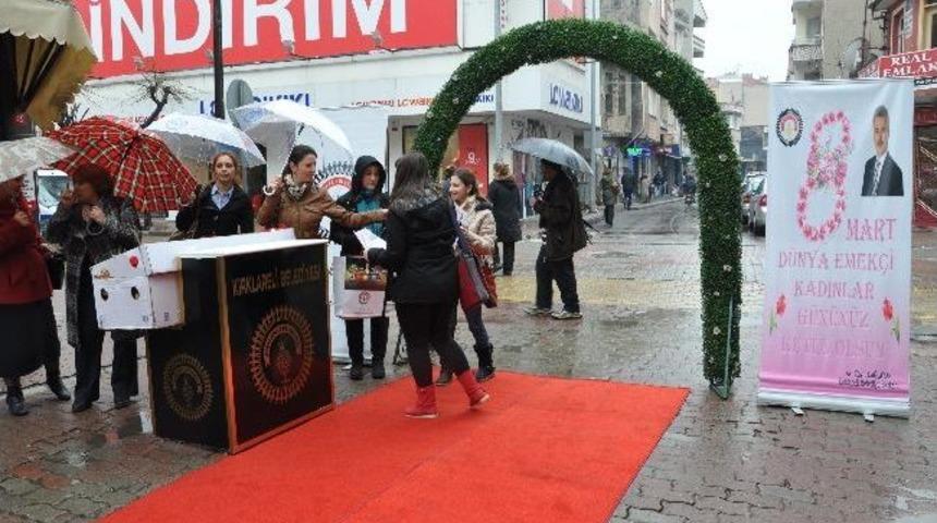 Başkan &Ccedil;ağlayan; Karanfil Dağıttı, &ldquo;başbakanın 3 &Ccedil;ocuk Konusunu Destekliyorum&rdquo; Dedi