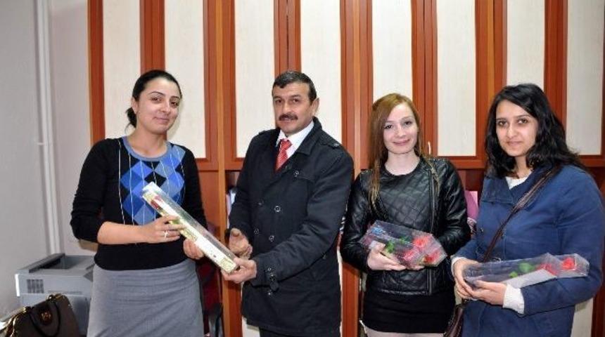 Chp Suşehri İl&ccedil;e Başkanlığı Kadınlara &Ccedil;i&ccedil;ek Dağıttı