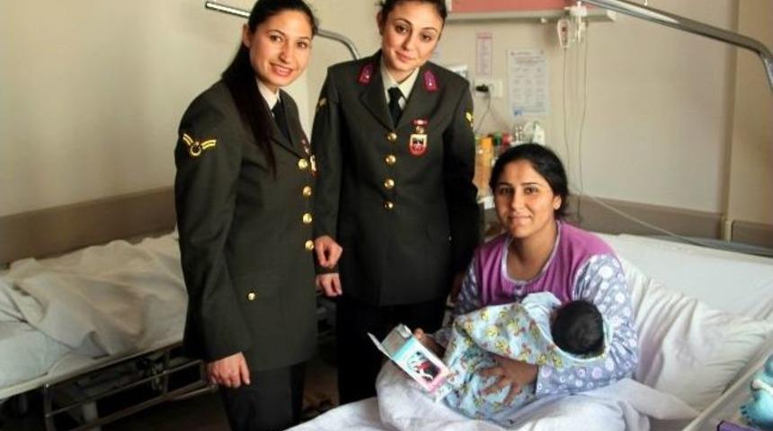 Bayan Astsubaylardan Yeni Annelere Ziyaret