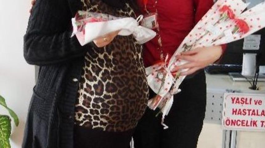 G&uuml;n Kadınların G&uuml;n&uuml; Olunca Kadın Hastalar &Ccedil;i&ccedil;eklerle Karşılandı
