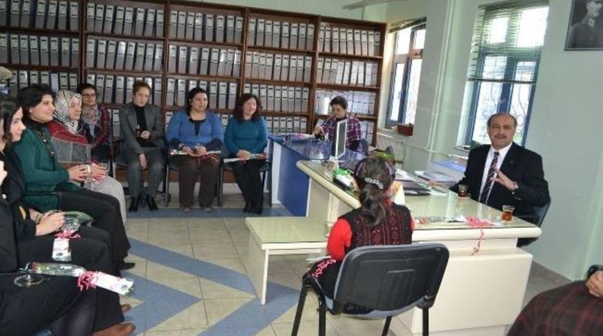 Başkan Aşkın, Kadınlara Karanfil Dağıttı