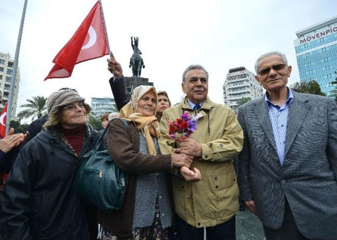 İzmirli Kadınlar Cumhuriyet Meydanı&rsquo;nda Buluştu