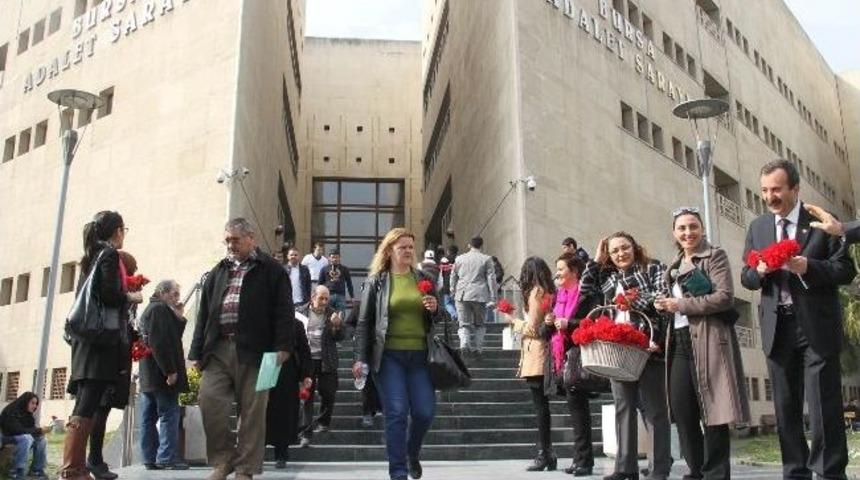 Bug&uuml;n Adliyeye Gelenler Karanfillerle Karşılandı