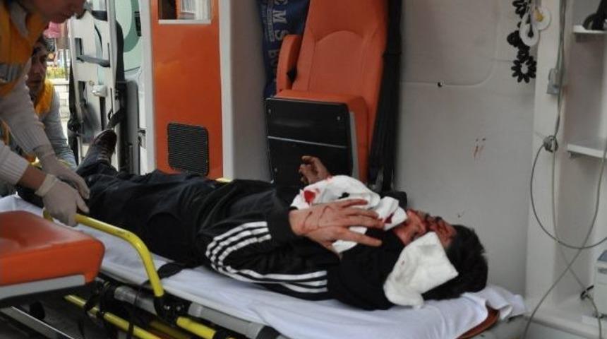 Motosiklet Servis Aracına &Ccedil;arptı: 2 Yaralı