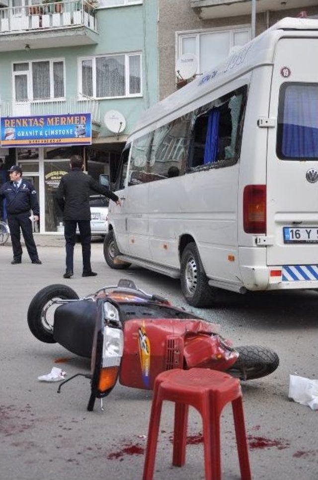 Motosiklet Servis Aracına Çarptı: 2 Yaralı